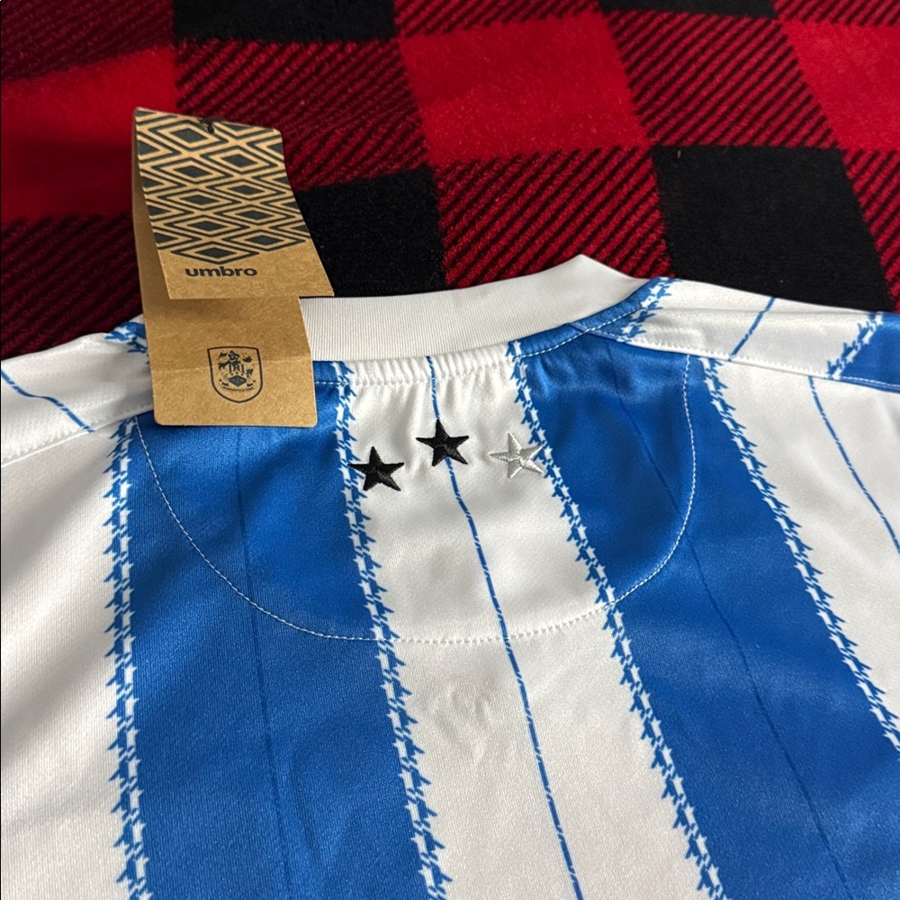 Huddersfield Town 🏴󠁧󠁢󠁥󠁮󠁧󠁿 2024-25 Umbro Home League One Jersey - Picture 9 of 9